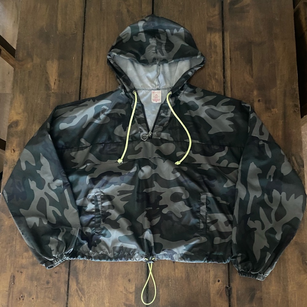 Women’s pull over windbreaker